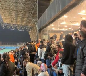 سوريا لايف الجماهير ترشق إدارة الزمالك بزجاجات المياه بعد الهزيمة من بيراميدز